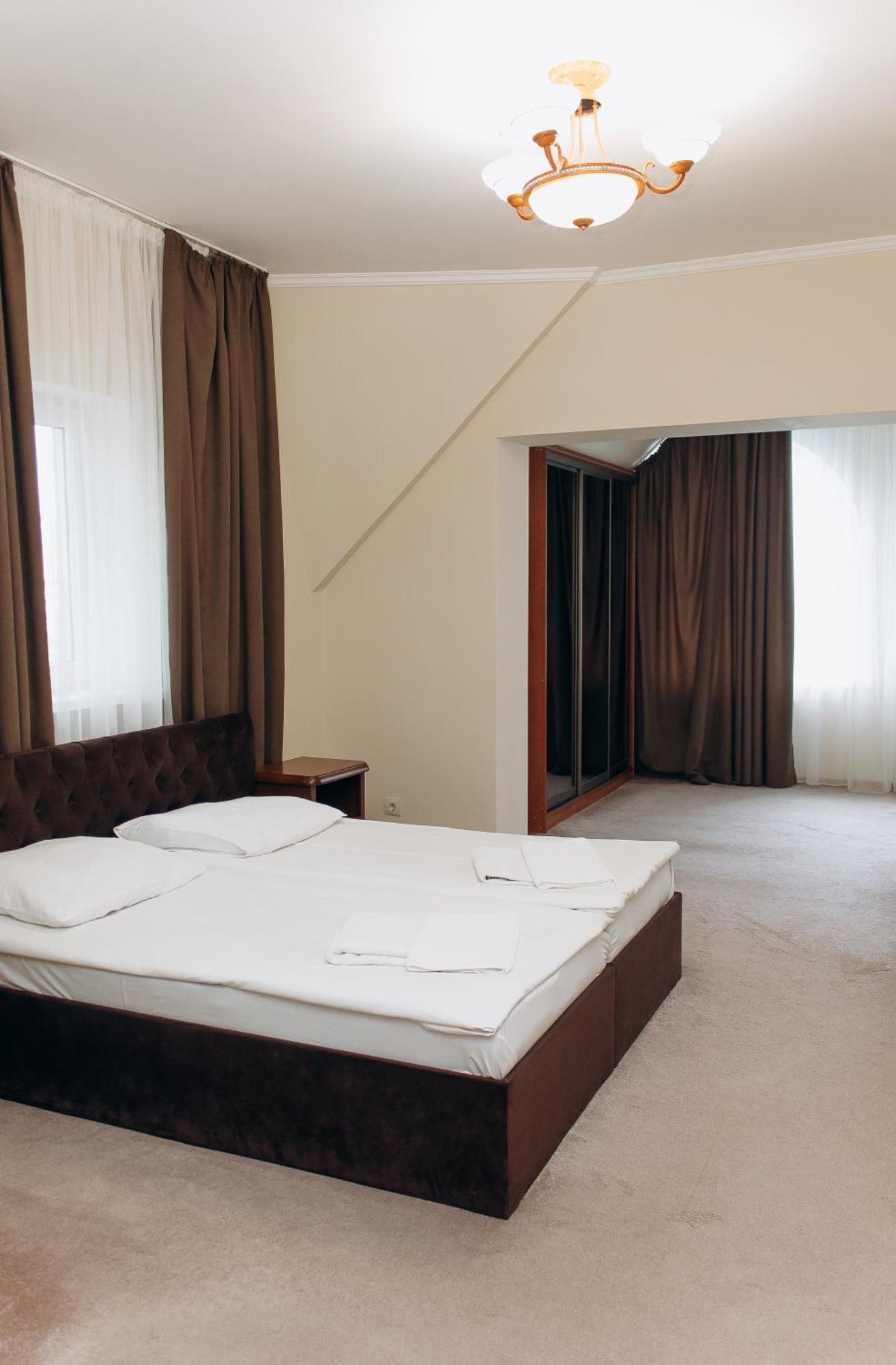 Eduard Hotel Uzhhorod Exterior foto
