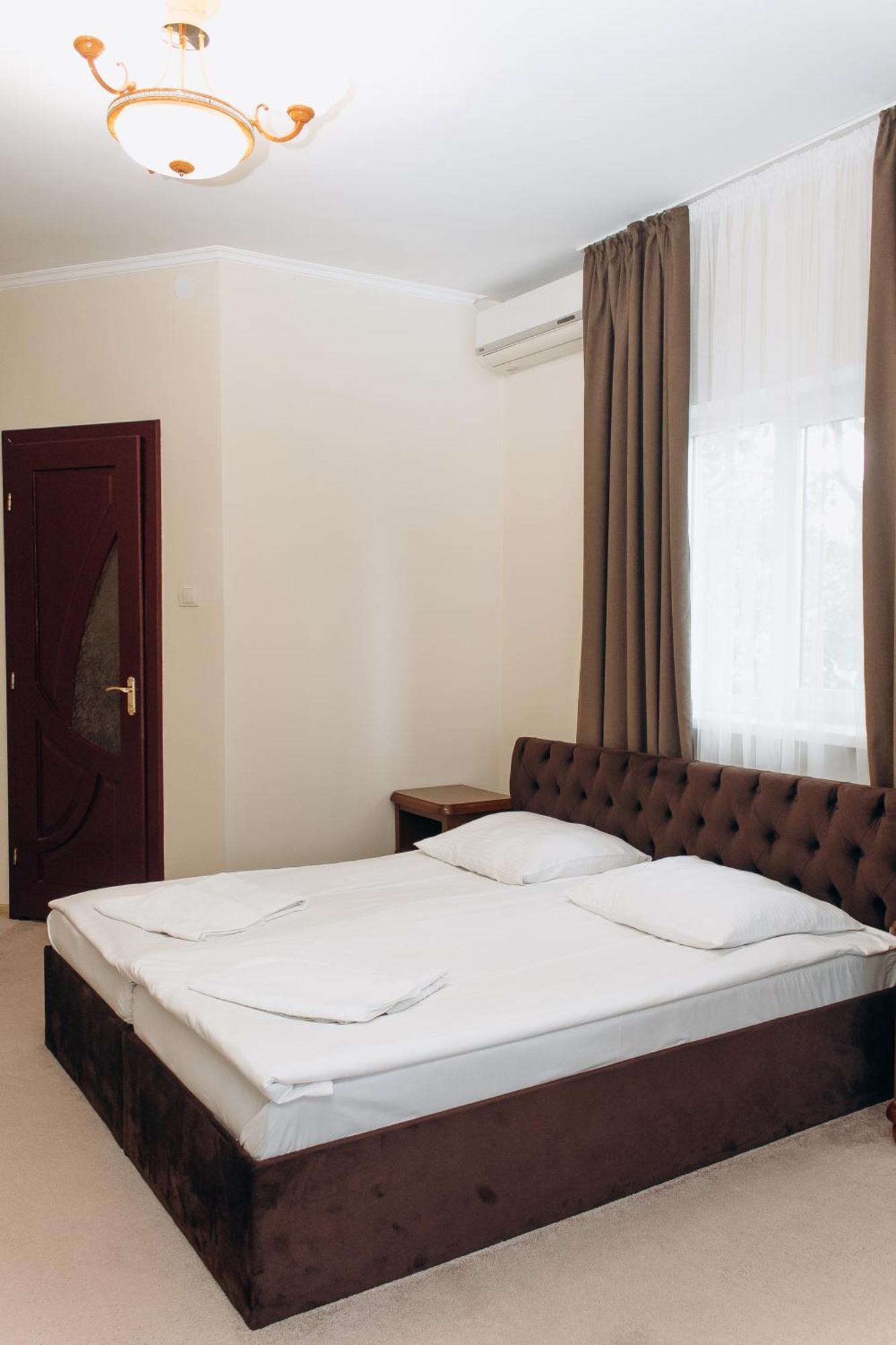 Eduard Hotel Uzhhorod Exterior foto