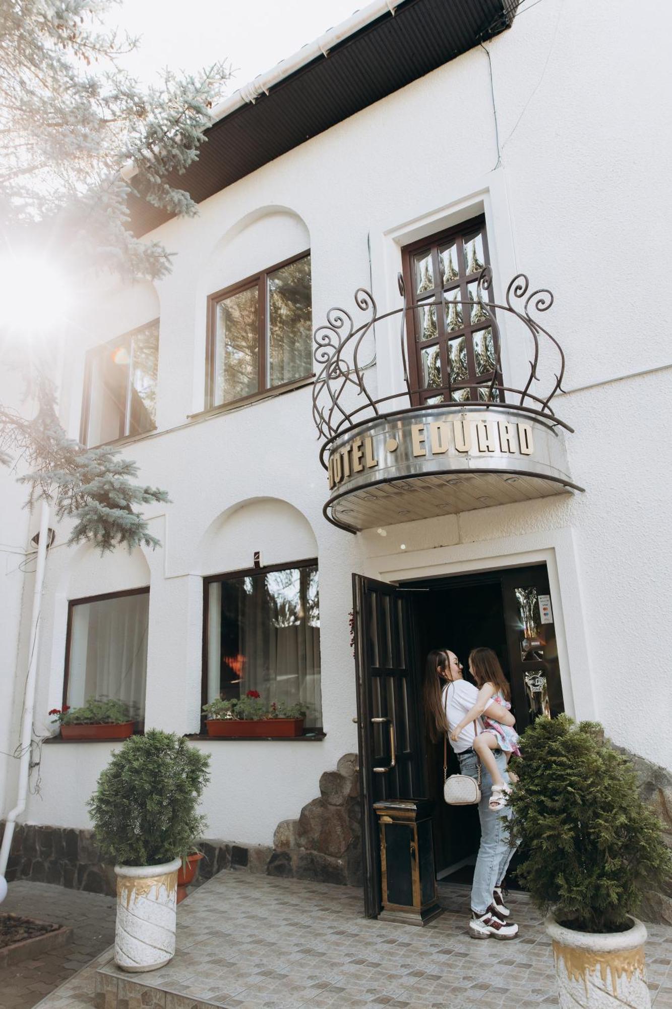 Eduard Hotel Uzhhorod Exterior foto