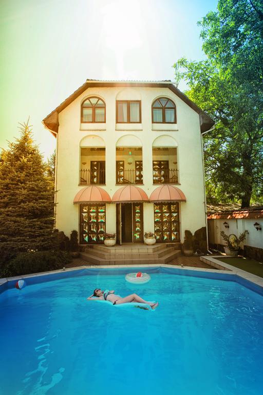 Eduard Hotel Uzhhorod Exterior foto